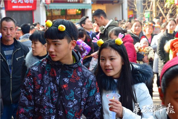 鸡年流行头上戴“小鸡” 发夹老板：一天轻松卖几千元