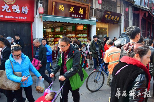 鸡年流行头上戴“小鸡” 发夹老板：一天轻松卖几千元