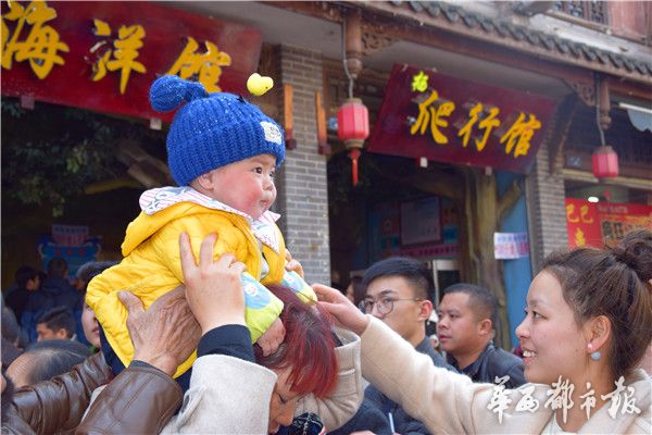 鸡年流行头上戴“小鸡” 发夹老板：一天轻松卖几千元