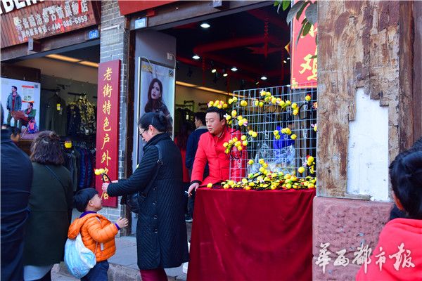 鸡年流行头上戴“小鸡” 发夹老板：一天轻松卖几千元