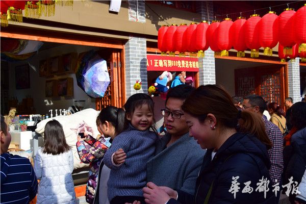 鸡年流行头上戴“小鸡” 发夹老板：一天轻松卖几千元
